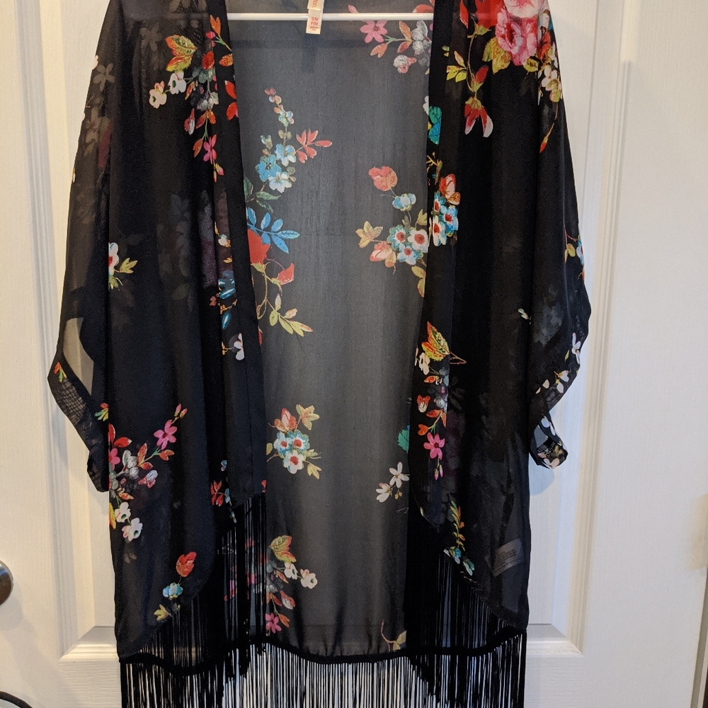 Xhiliration floral fringe kimono